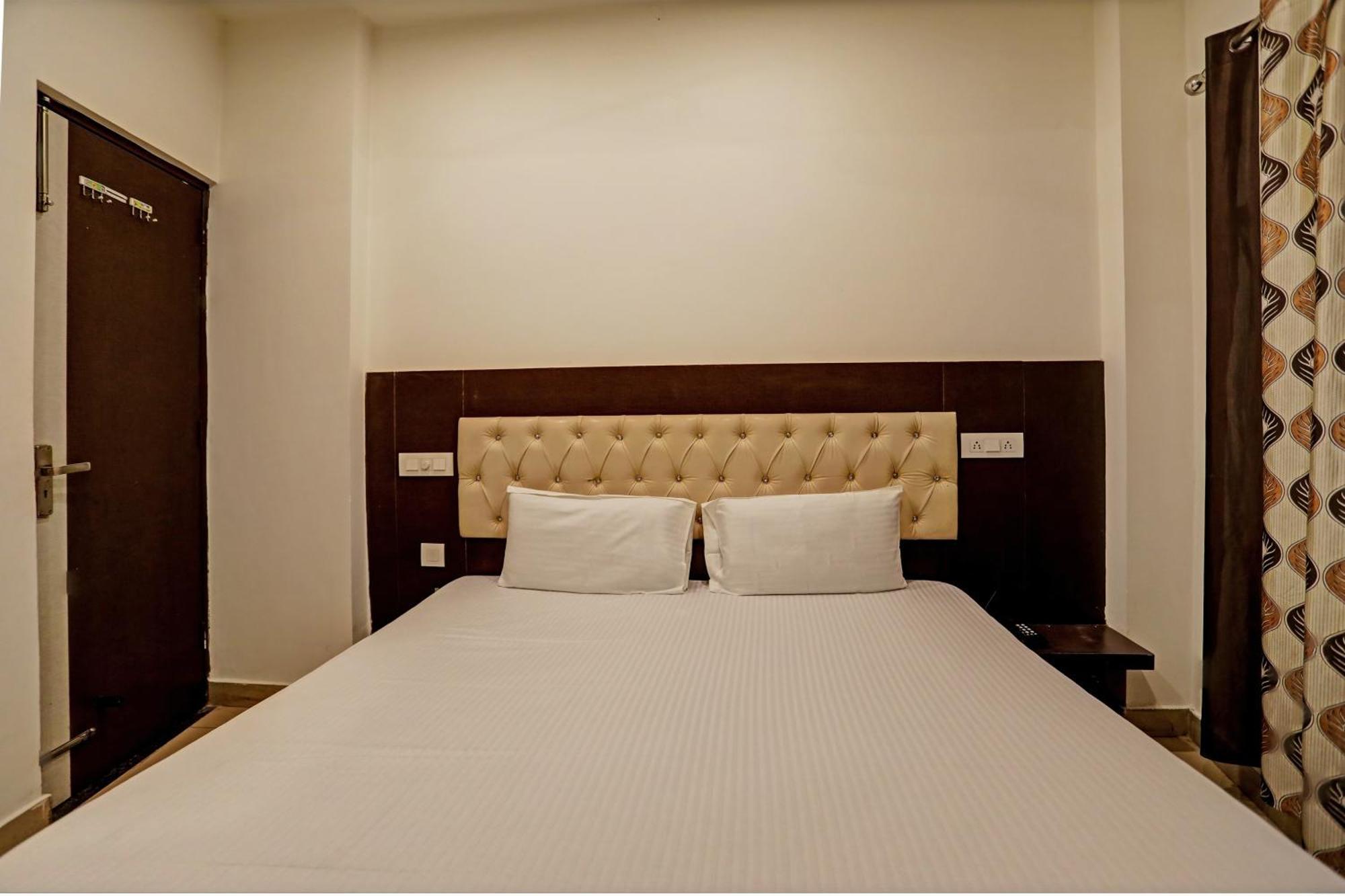 Oyo Hotel The Red Hut Chandigarh Exterior photo