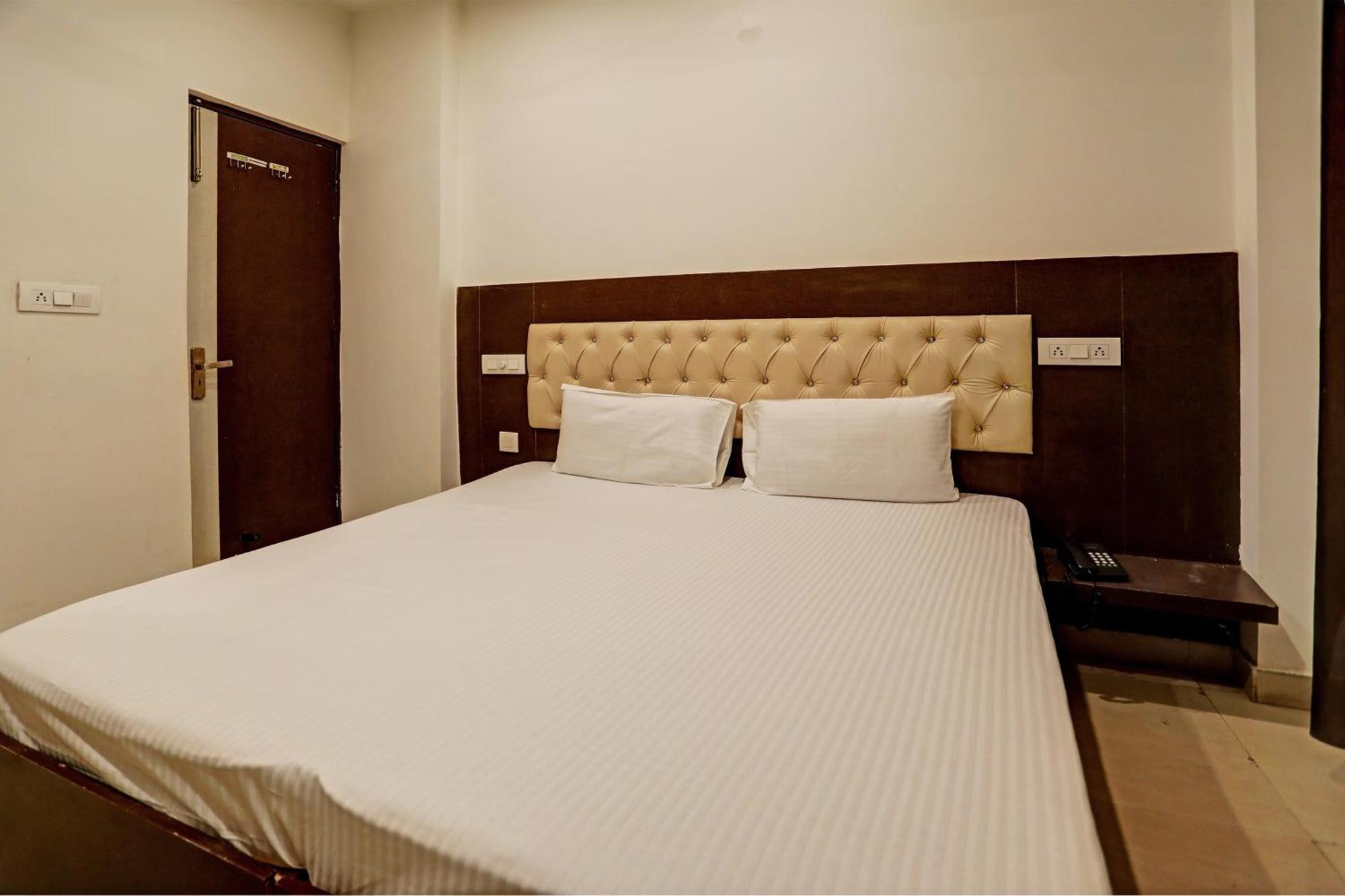 Oyo Hotel The Red Hut Chandigarh Exterior photo
